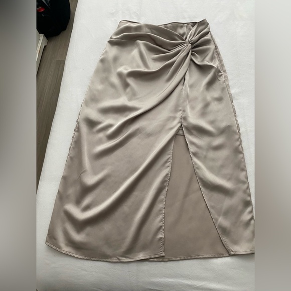 Abercrombie & Fitch Dresses & Skirts - Abercrombie & Fitch Satin Cream Skirt